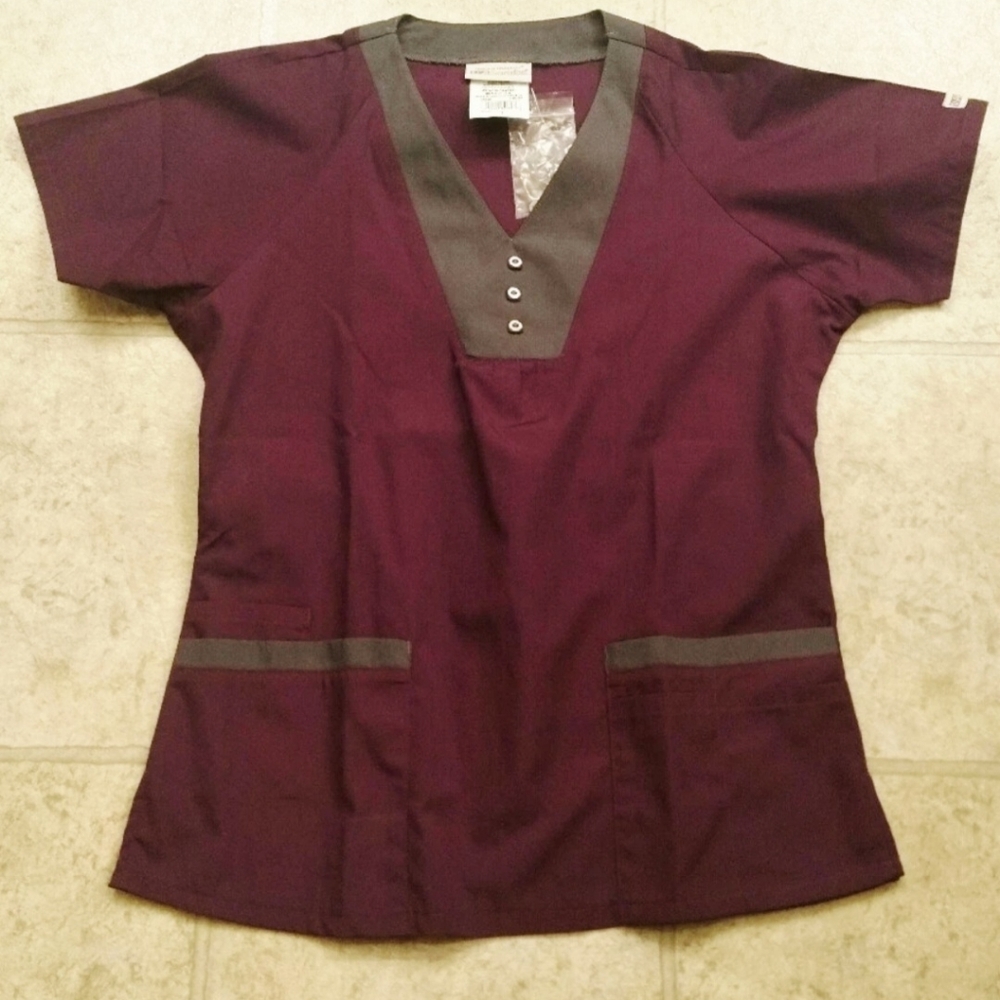 🎄Uniform Advantage Scrub top- S